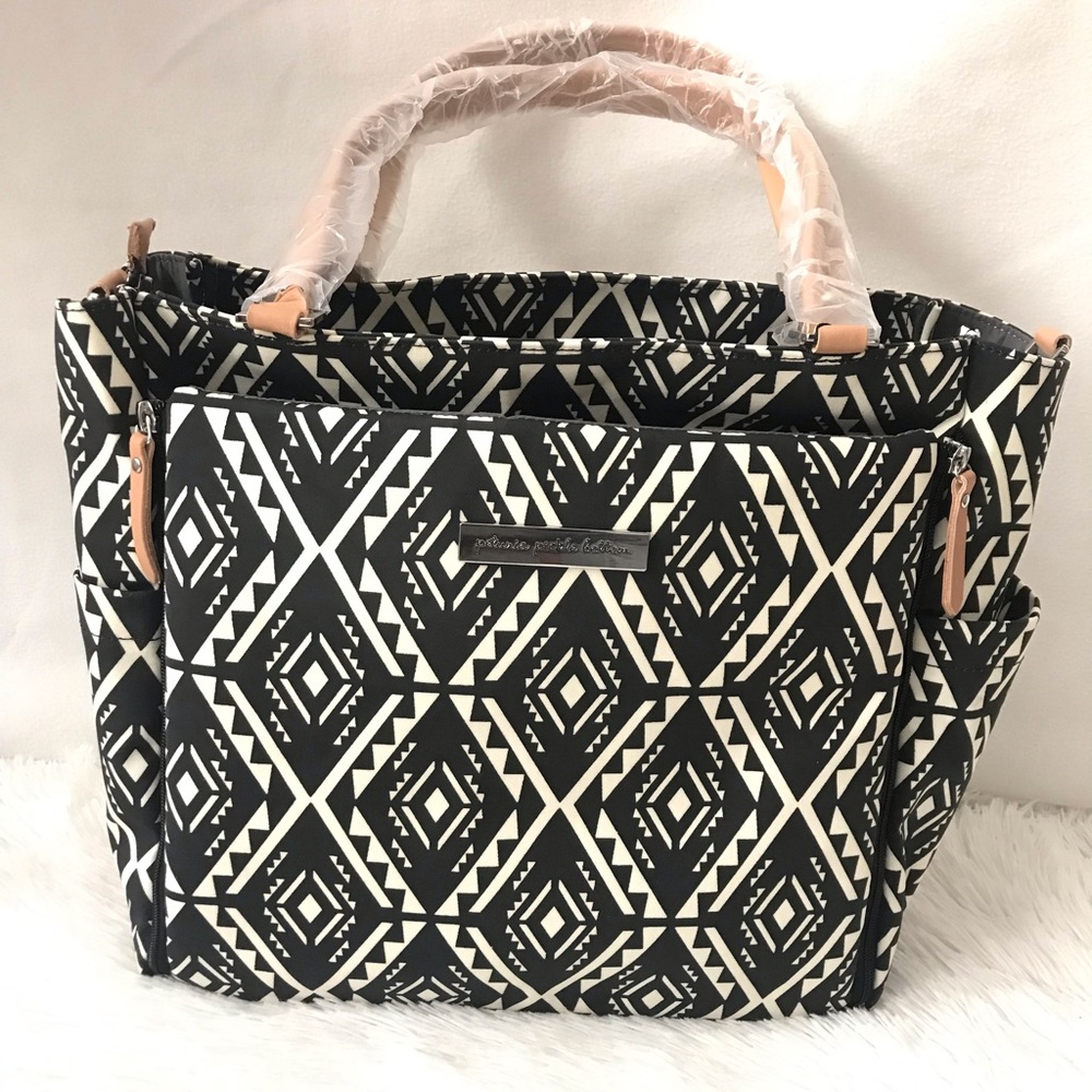 🆕Petunia Pickle Bottom Built in Diaper Bag